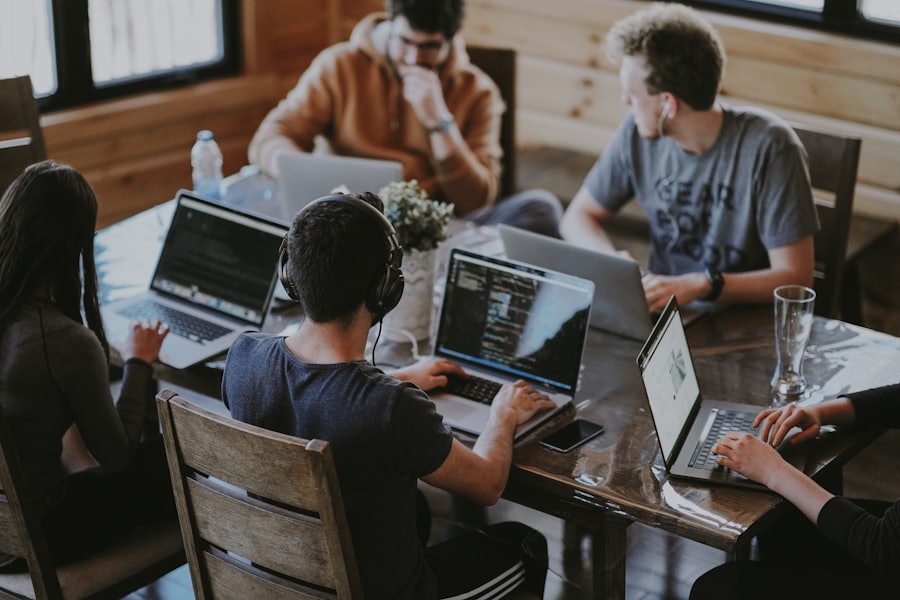 Szakmai beszélgetés egy networking eseményen